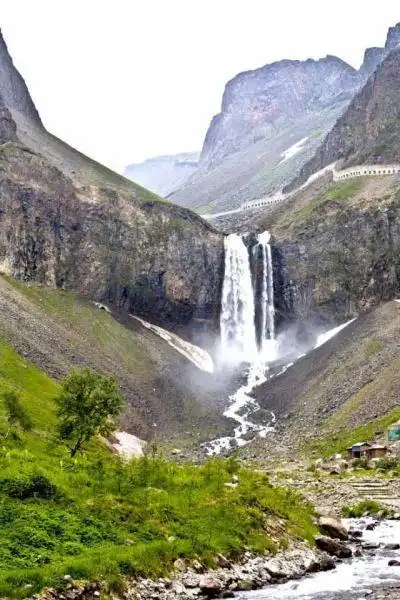 10:51:10)转载▼标签:杂谈长白山是一座沉寂了300余年的活火山,火山口