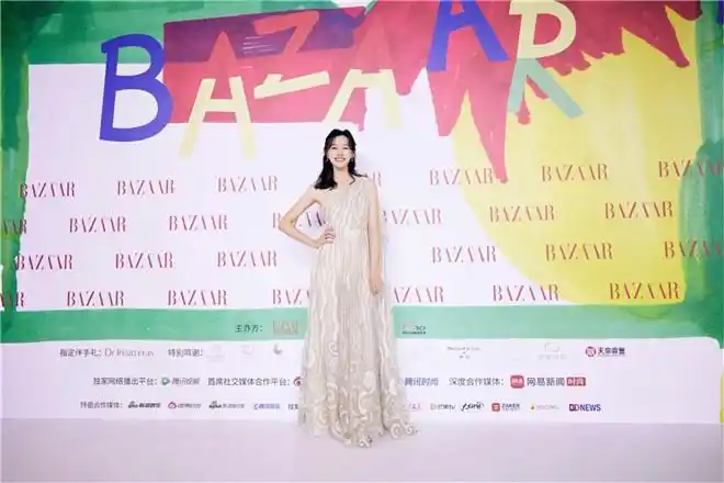 2021时尚芭莎晚宴举行杨幂王源杨颖陈伟霆等齐聚