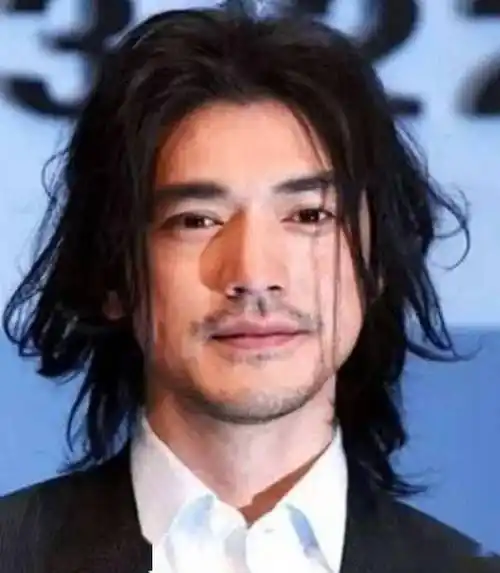 者,而生活便是一场世俗的艺术,重庆森林中那个中长发忧郁男孩金城武