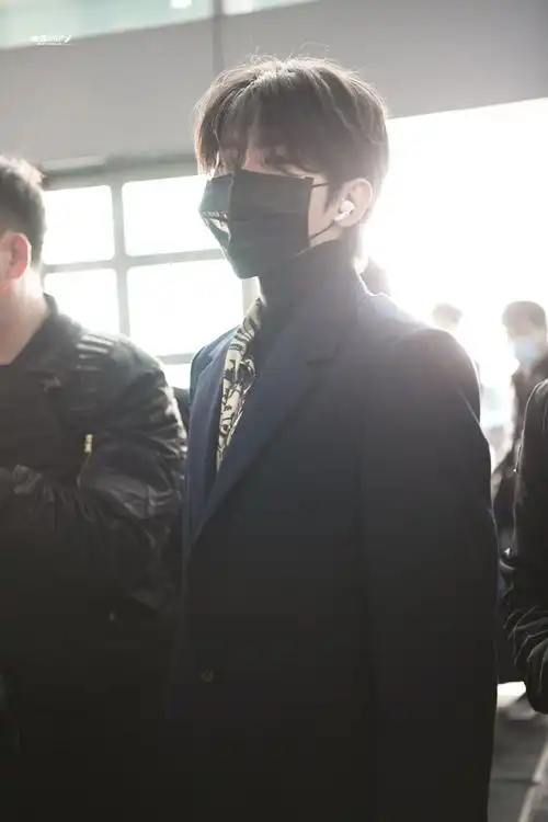 蔡徐坤今日份机场出发饭拍带口罩也挡不住的帅气