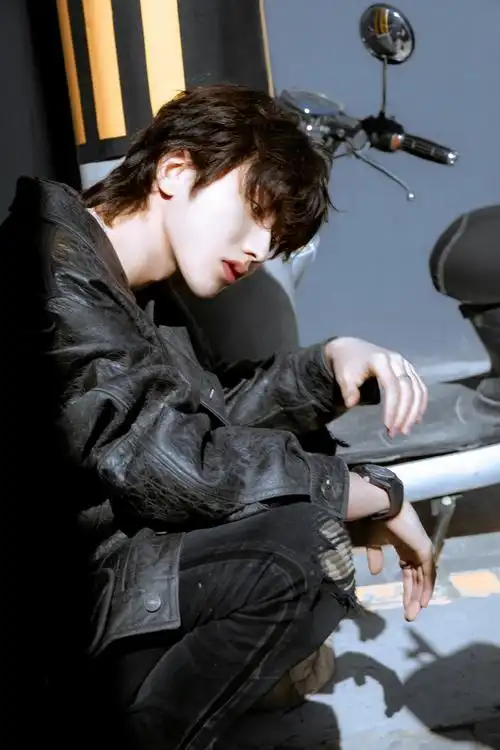 蔡徐坤秋日机车大片