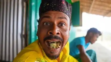 黑哥在家吃东西,没想到被二弟整的凄惨无比,这也太逗了