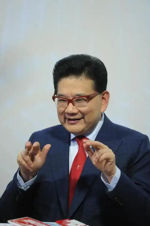 曹可凡近照梳二分头胖圆脸笑容可掬妻子是圈外人儿子也很胖