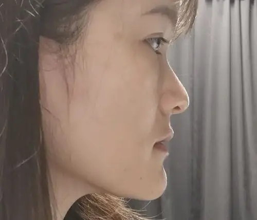 外国人翘下巴的图片