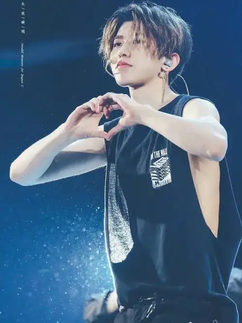 坤哥的花式比心