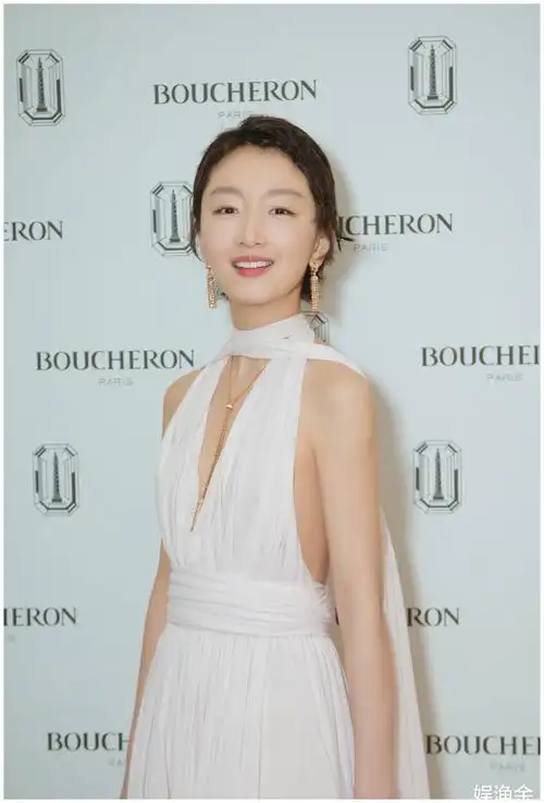 周冬雨,王子文,鞠婧祎,沈月——娱乐圈中小个子女明星代表__财经头条