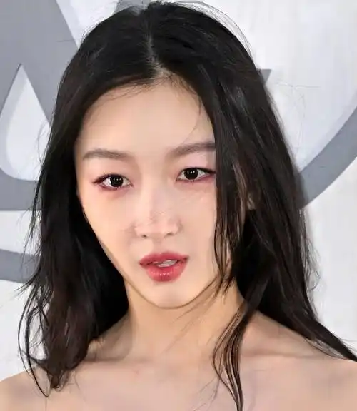 36岁刘亦菲用"大饼脸,麒麟臂",给白幼瘦女星上了一课_造型_身材_明星