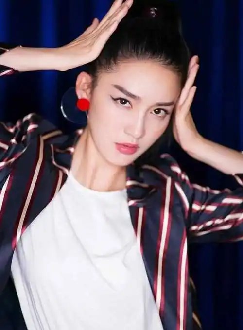 李沁的眉毛换的也是很霸气,这样好看的眉毛,你喜欢吗?