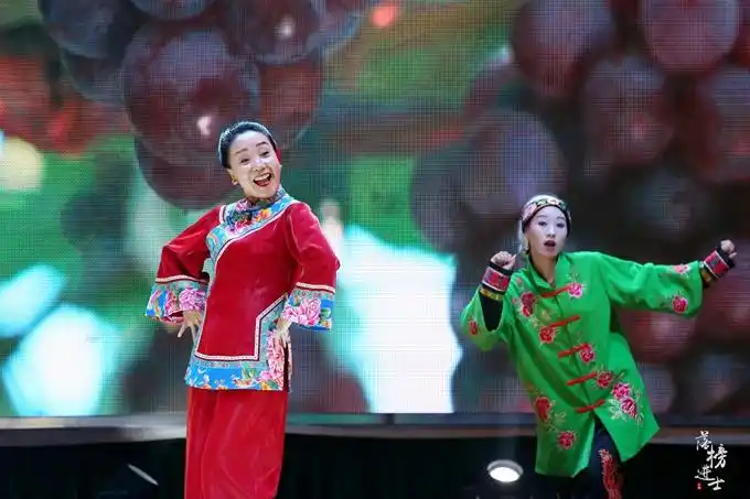 二人台的行当早期只有一丑一旦,后来发展出有小旦,彩旦,老旦,娃娃旦