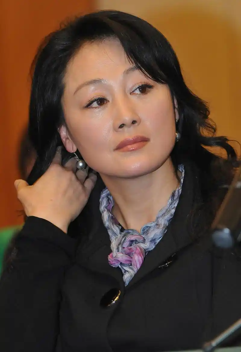 "  王姬笑着说:"我觉得你长得就挺好看的,远看