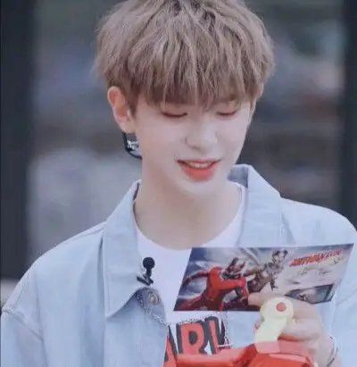 黄明昊头像.抱图dd.