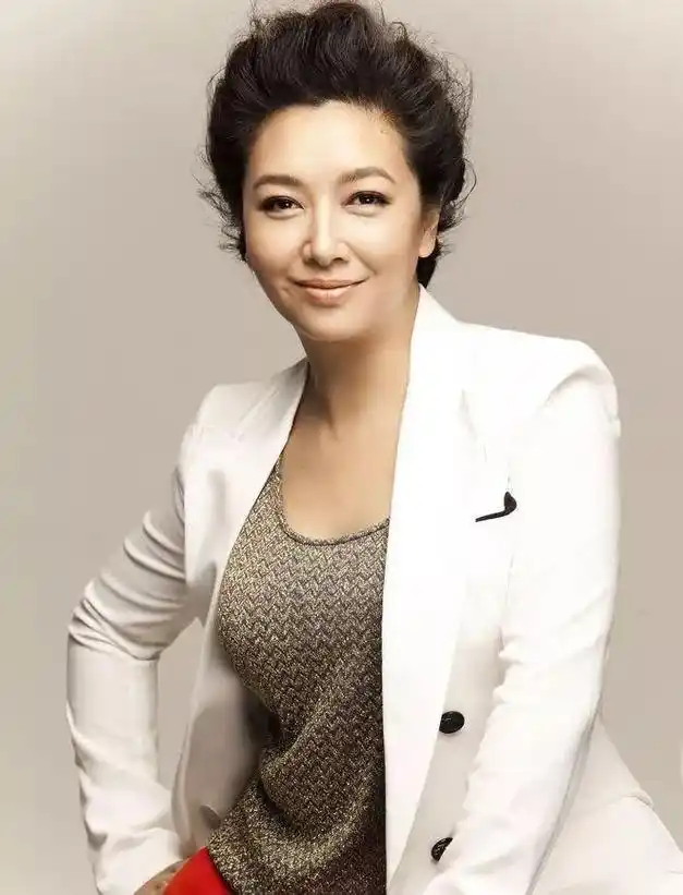 江珊49岁才遇到把她捧在手心的田小洁,对待爱情绝不将就