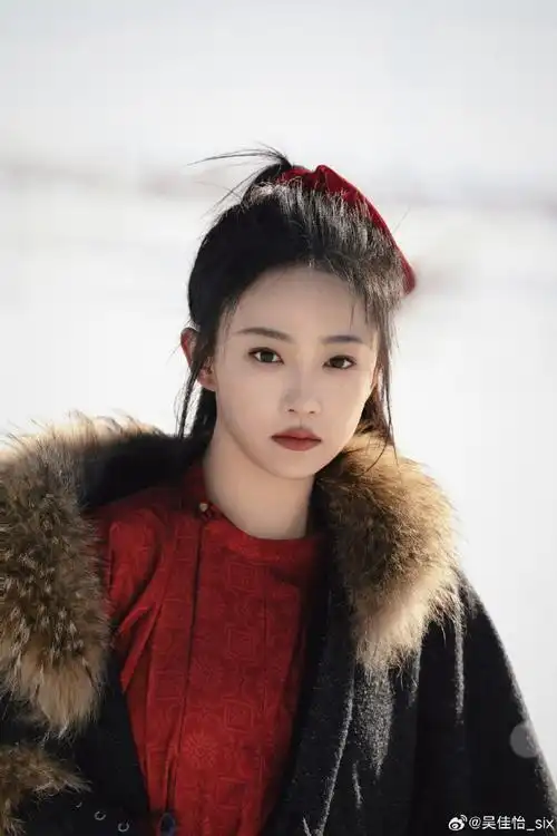 吴佳怡雪地玫瑰妆