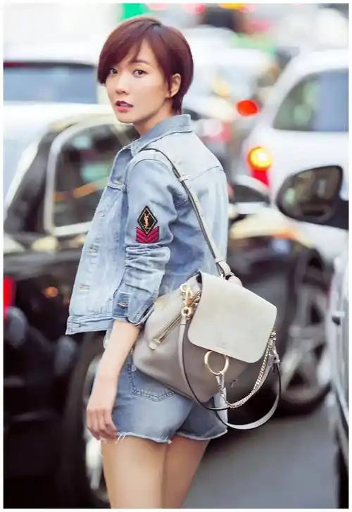 40岁王珞丹晒一家四口照被网友嘲笑丑妈妈姐姐风采依旧