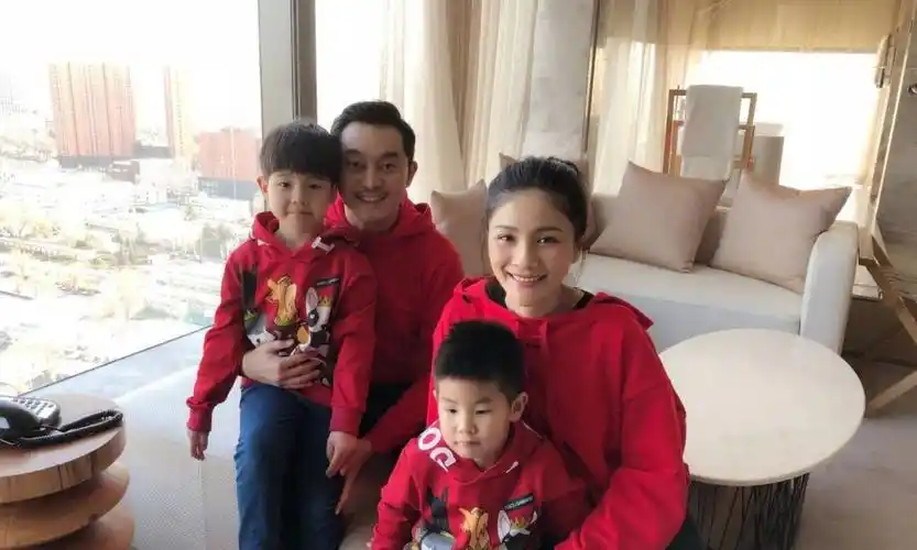 沙溢晒娇妻爱子称其为颜值担当,一家四口沙溢最丑?