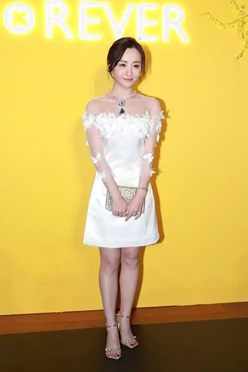 有一种豪门小姐叫杨蓉,穿上一字肩礼服,瞬间美到人心坎里|露肩|短裙