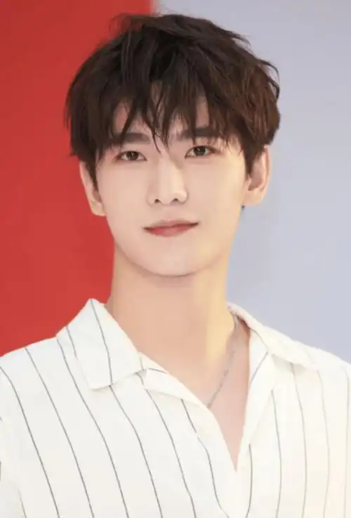 杨洋拄双拐现身医院走路踉跄这是受伤了