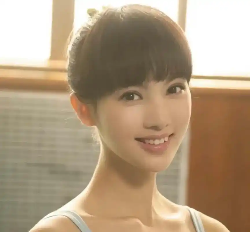 考古金晨早期跳舞的照片,宛如一朵清水芙蓉,和现在的模样完全不同.