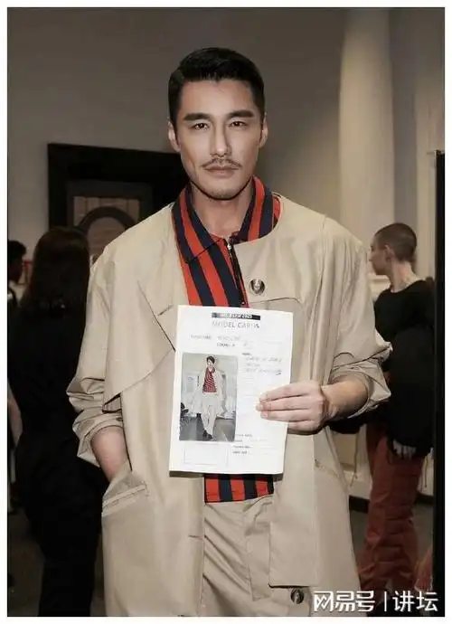 胡兵大叔火爆伦敦外国女子疯狂围观中国名人唯一受邀表演