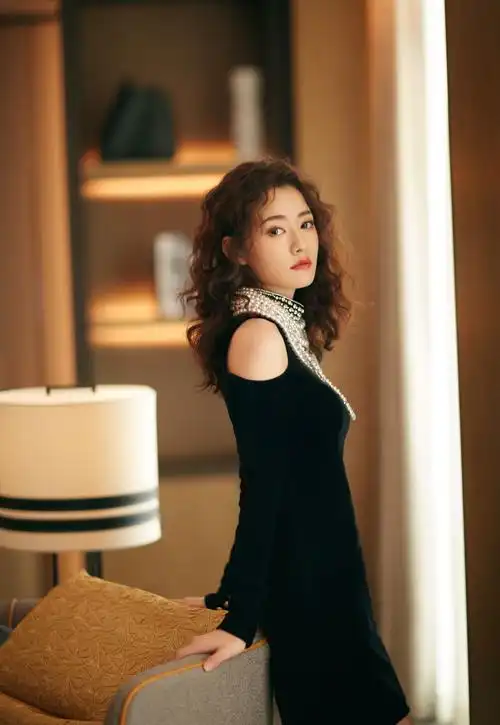 柴碧云发型是羊毛卷?看起来好有女人味