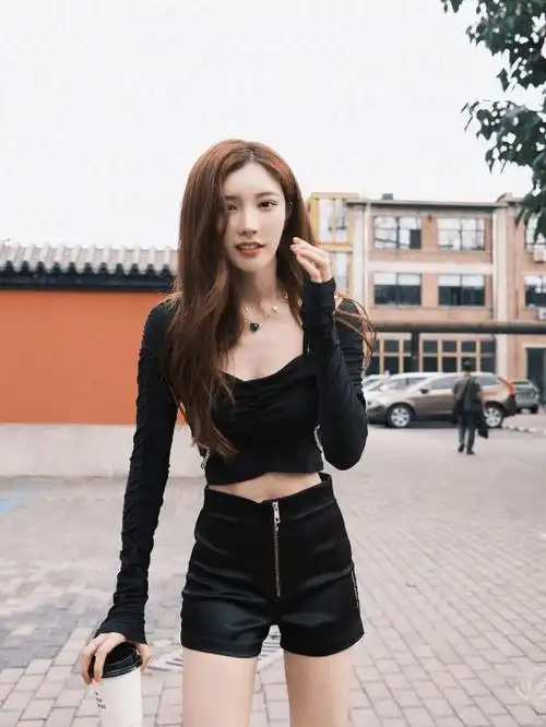 身材一流却被节目淘汰,戴燕妮穿炫腹装出镜,the9有谁比得过|the9|抹胸