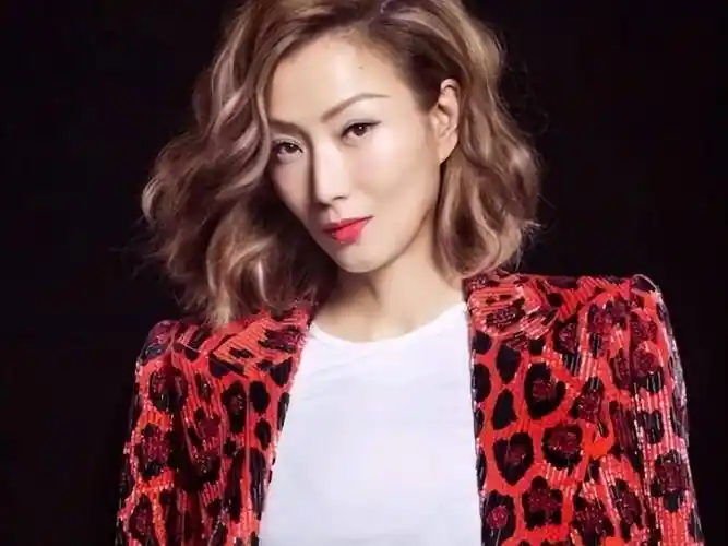 冻龄天后郑秀文,没有驾驭不了的造型,网友惊叹她的时髦