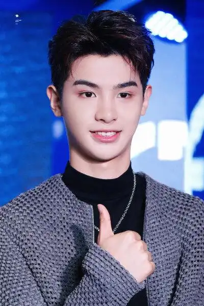 黄明昊超a的图片