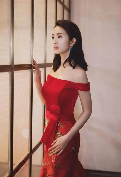 林依晨时尚写真,露香肩尽显完美腰线,这还是我们的湘琴吗?