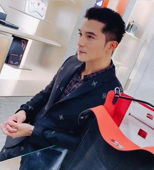 美男子邱泽与贾静雯同框西装革履帅气依旧感情生活却至今成谜