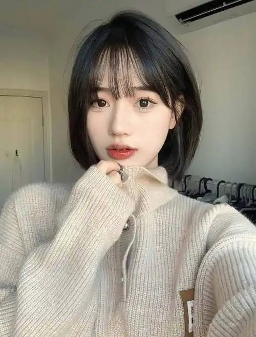 日系齐耳短发日系齐耳短发十分有少女感,非常简单又舒适,不论是卷的齐