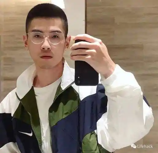 并不是每一个男生都能够驾驭得了寸头这个发型,剪了寸头虽然说会让