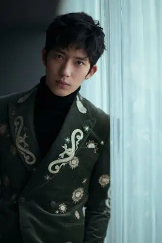 井柏然帅气有型西装写真高清图片