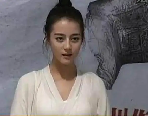 迪丽热巴18岁青涩照片曝光 全素颜试镜美貌一直在线