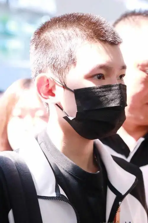 王源平头现身机场出发波士顿从头开始开启新生活