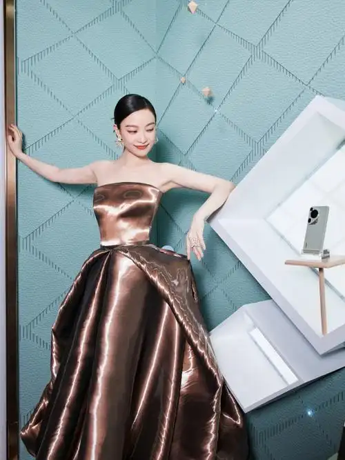 倪妮作为华为pura 70的风尚大使亮相该盛典,身着华丽长裙,举手投足间