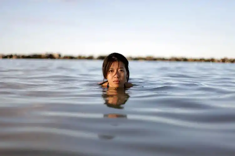 游泳,成年人,脸,头,脸颊,一个人,横图,室外,白天,正面,海洋,意大利,仅