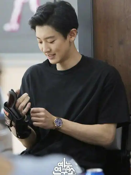 朴灿烈最近发福不少,参加节目身穿潜水服,肚子看起来胖了很多!