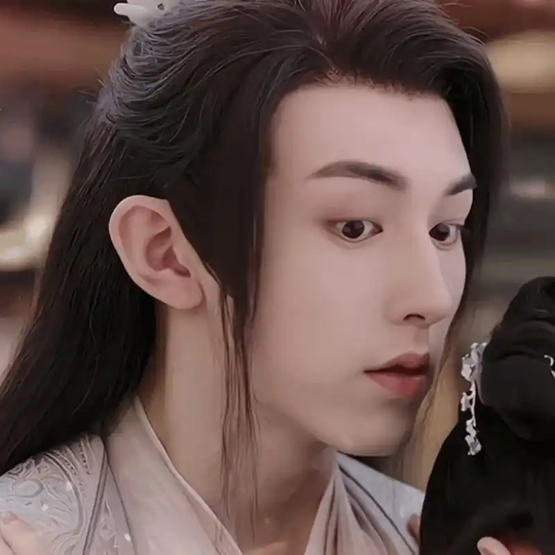 被吐槽演技烂的郭俊辰在《花戎》里微表情看起来还行,就是这个假得要