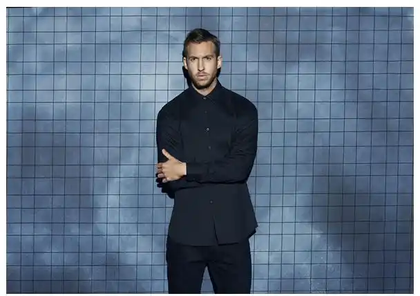 图文:建筑工人扫雪除冰