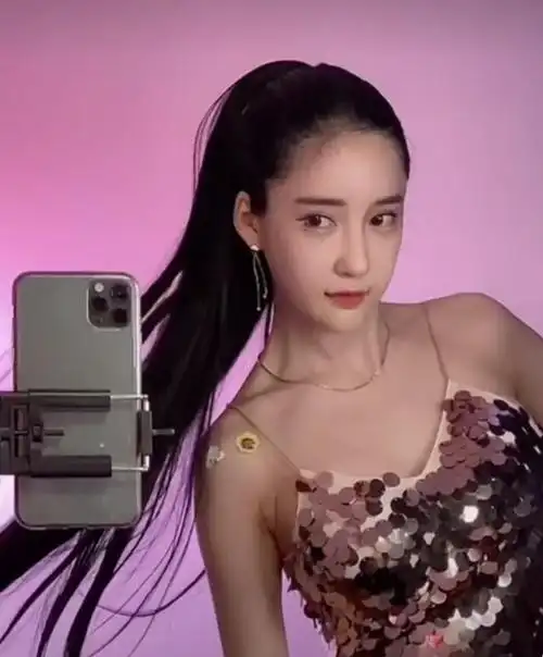 潘南奎抱怨宅家变胖,穿吊带配短裙优雅性感,小蛮腰不像身材走形