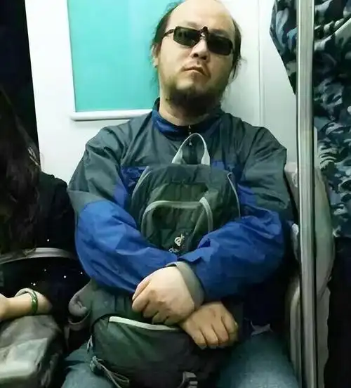 27岁窦靖童疑父女恋,男方蓬头垢面大肚腩,网友:都怨王菲|窦唯|记者