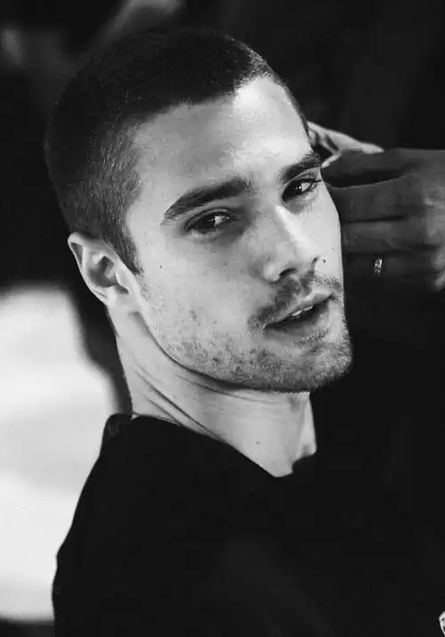 干净利索的男生才最帅 寸头,你值得拥有 ▼ 寸头和肌肉更配哦