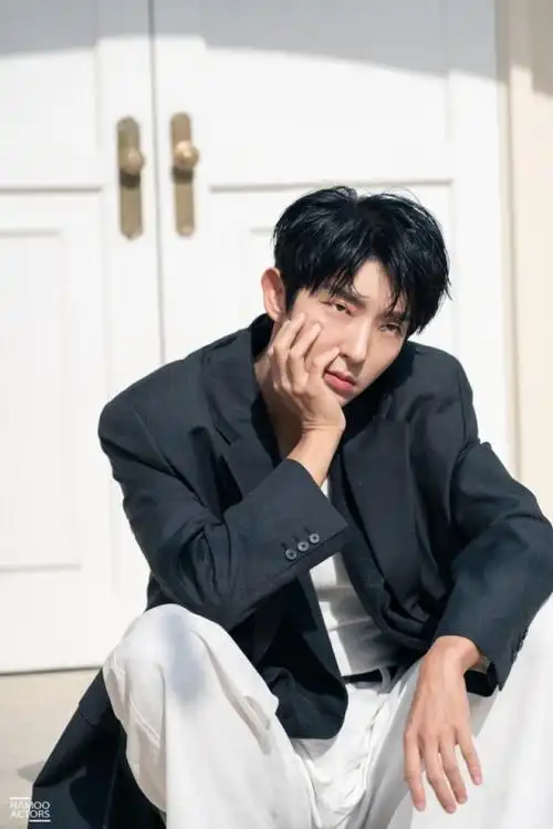 韩国艺人李准基未公开杂志写真首次曝光