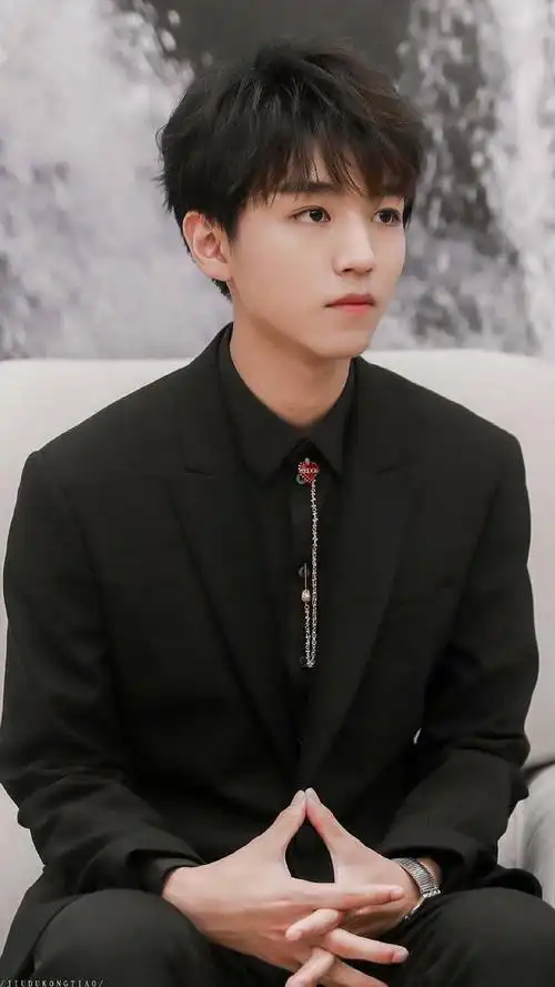 王俊凯西装造型多变黑色精英感十足格子衣显成熟