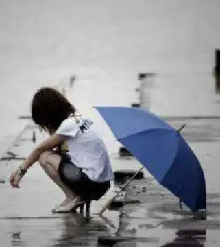 女人淋雨伤感背影图片,一个女人淋雨的背影
