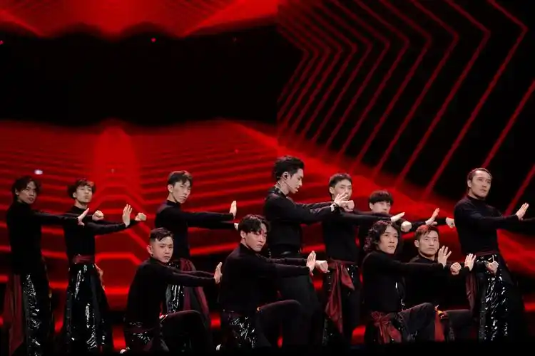 张艺兴莲首舞台惊艳上线气场强大燃炸全场