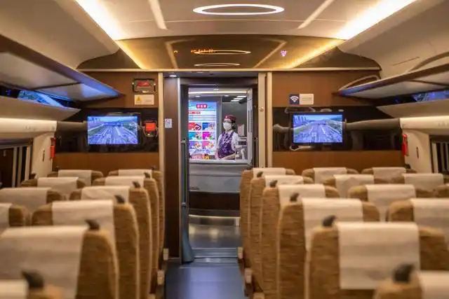 这是郑渝高铁重庆至巫山段试乘列车的车厢(6月13日摄).