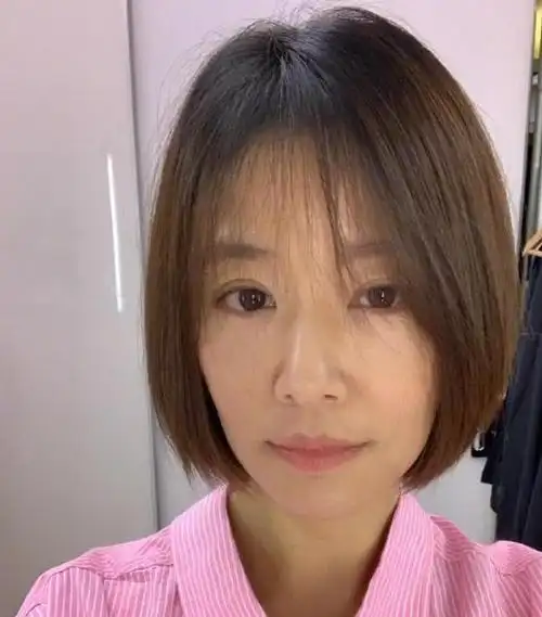 林心如终于换了新发型,微卷短发再绑个小揪揪,43岁也能嫩回23岁