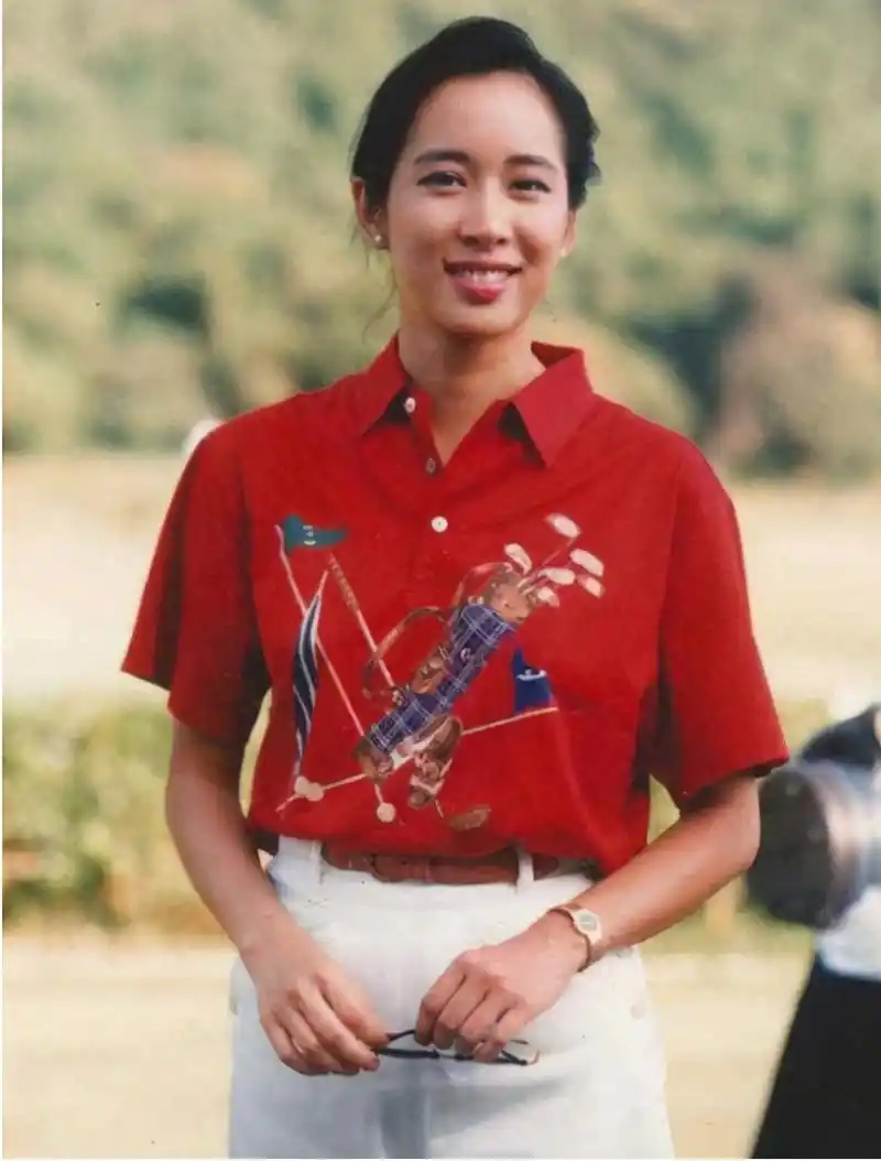 朱玲玲62岁还是个小女生!粉红色休闲装配牛仔裤,减龄又显苗条