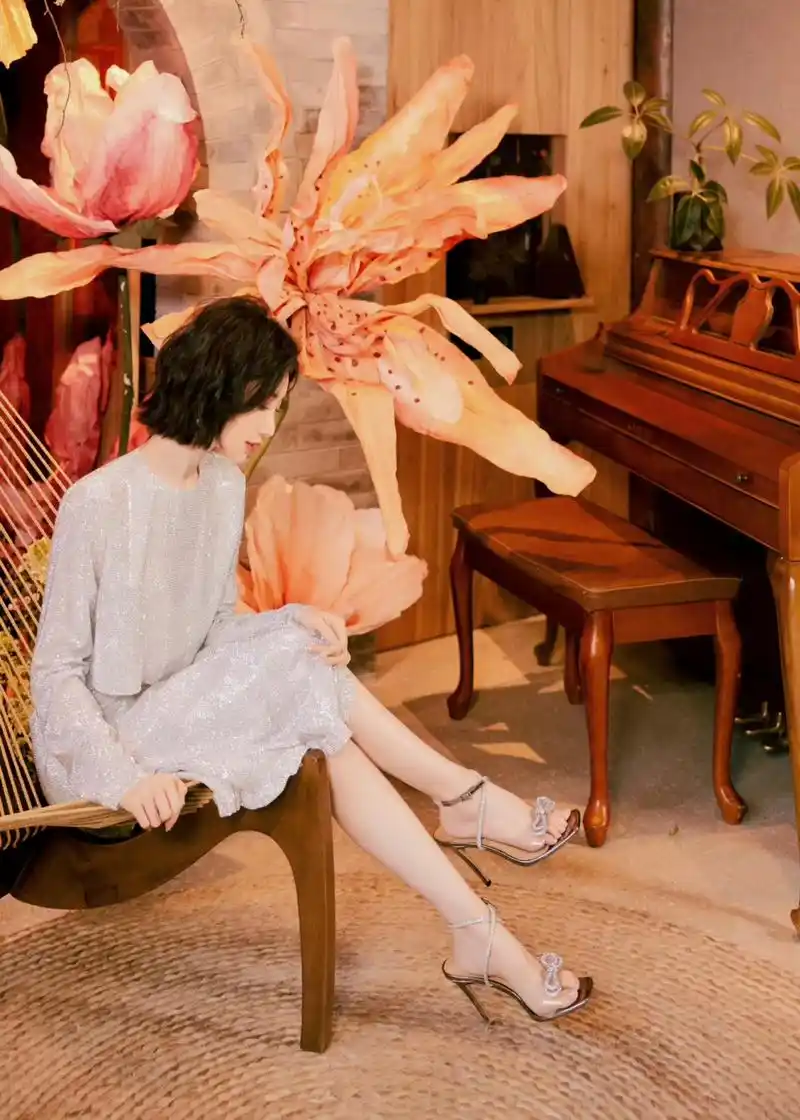 清纯美女# #美腿玉足# 毛晓彤 一字带高跟鞋美脚[色][色][期待][拼